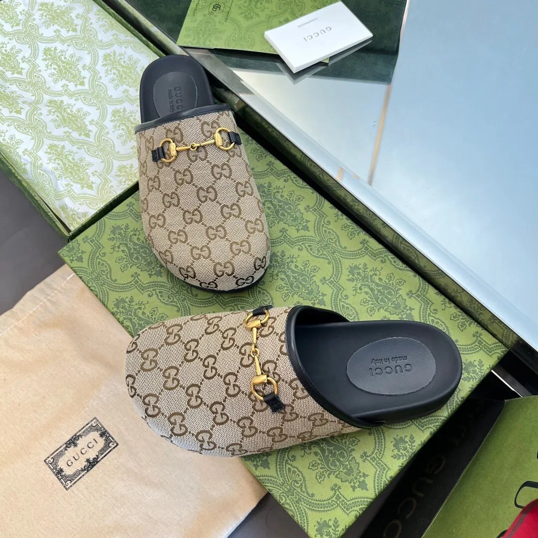 👟👟Ex-factory price 440👟👟 2023 new GuCci unisex couple's mules and toe-cap slippers💑 Synchronized with the official website, the original version is copied one to one, the highest version🆙👏🔥All material details are consistent with YB💪👍 We make goods all year round. Sizes 35-45 A cherished piece of the brand's history, these slippers reinterpret Gucci's equestrian heritage through signature hardware with Clam👟👟 ex-factory price. These slip-on sandals are made of leather and are part of the Gucci Love 👟👟factory arade collection. Cowhide upper, GG classic leather flower accessories, clamp, rubber sole, flat bottom